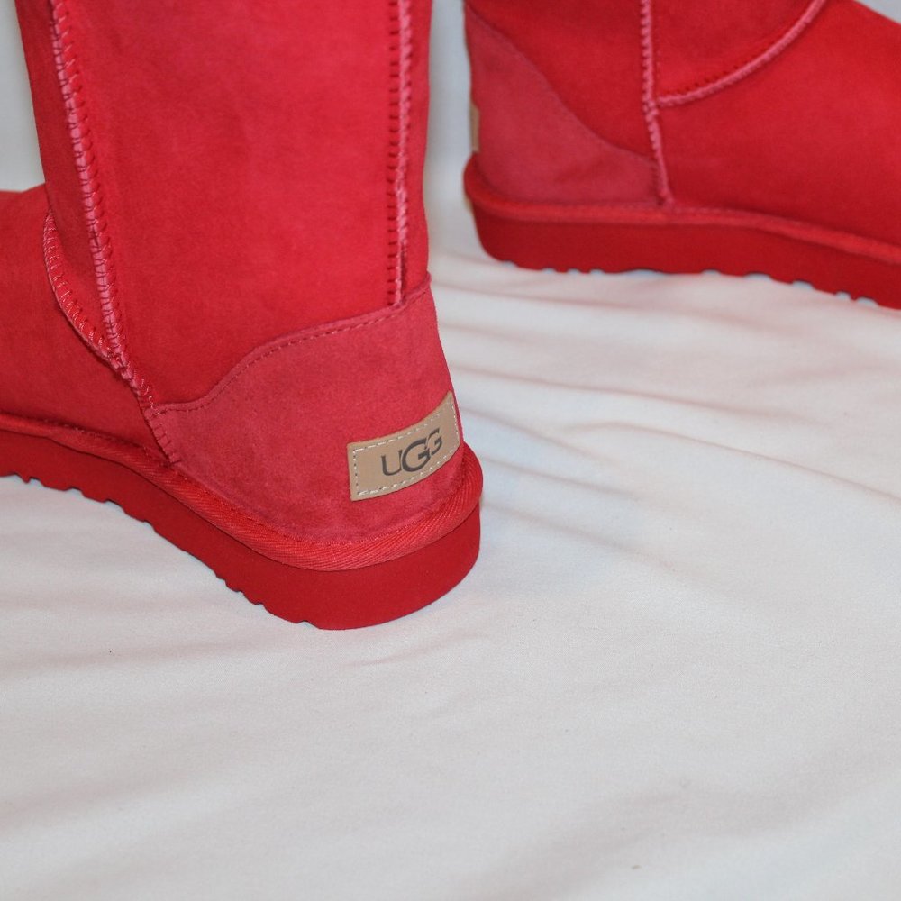 NIB UGG WOMEN'S CLASSIC SHORT WATER RESISTANT SUEDE SHEARLING‎ WINTER BOOTS RED - Picture 7 of 7